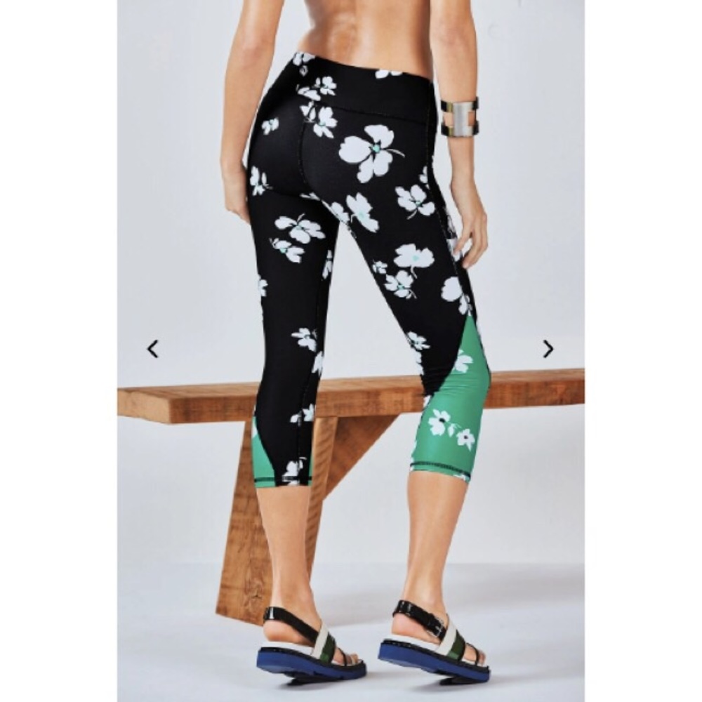 ✨NWOT✨ Fabletics Tuberose Capri  Jasmine Print